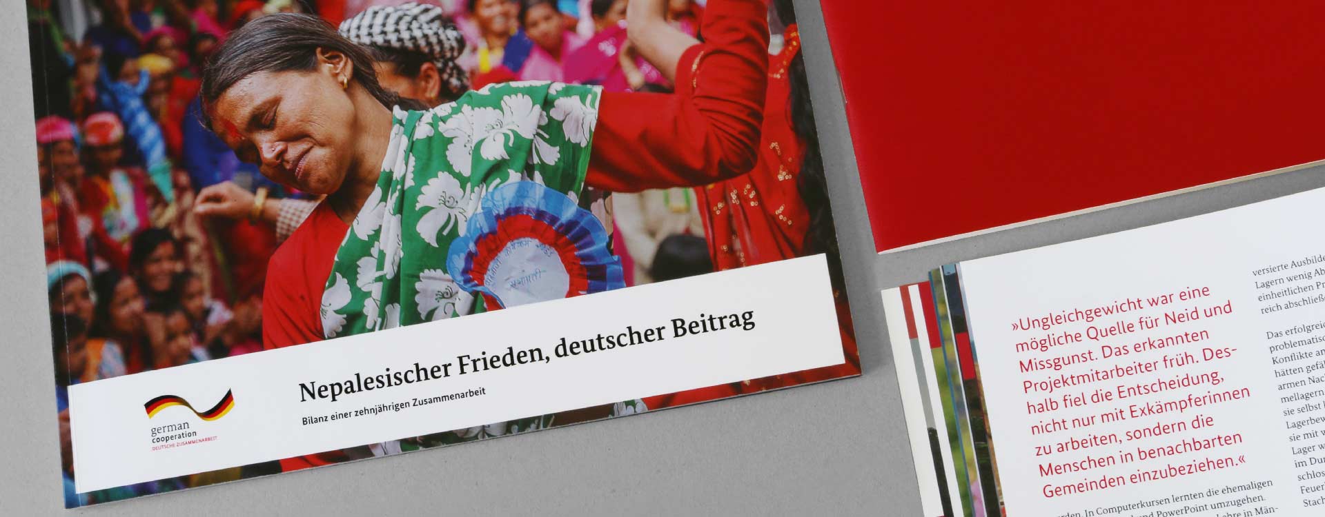 Titelseite der Broschüre „Nepalesischer Frieden, deutscher Beitrag“; Design: Kattrin Richter | Büro für Grafikdesign