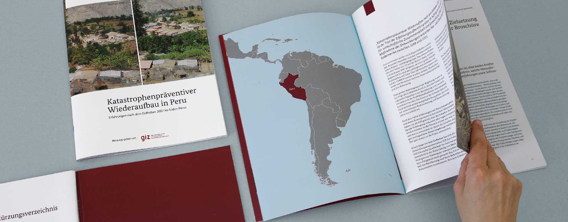 Titel und Innenseiten der Broschüre „Katastrophenpräventiver Wiederaufbau in Peru“ der GIZ; Design: Kattrin Richter | Büro für Grafikdesign