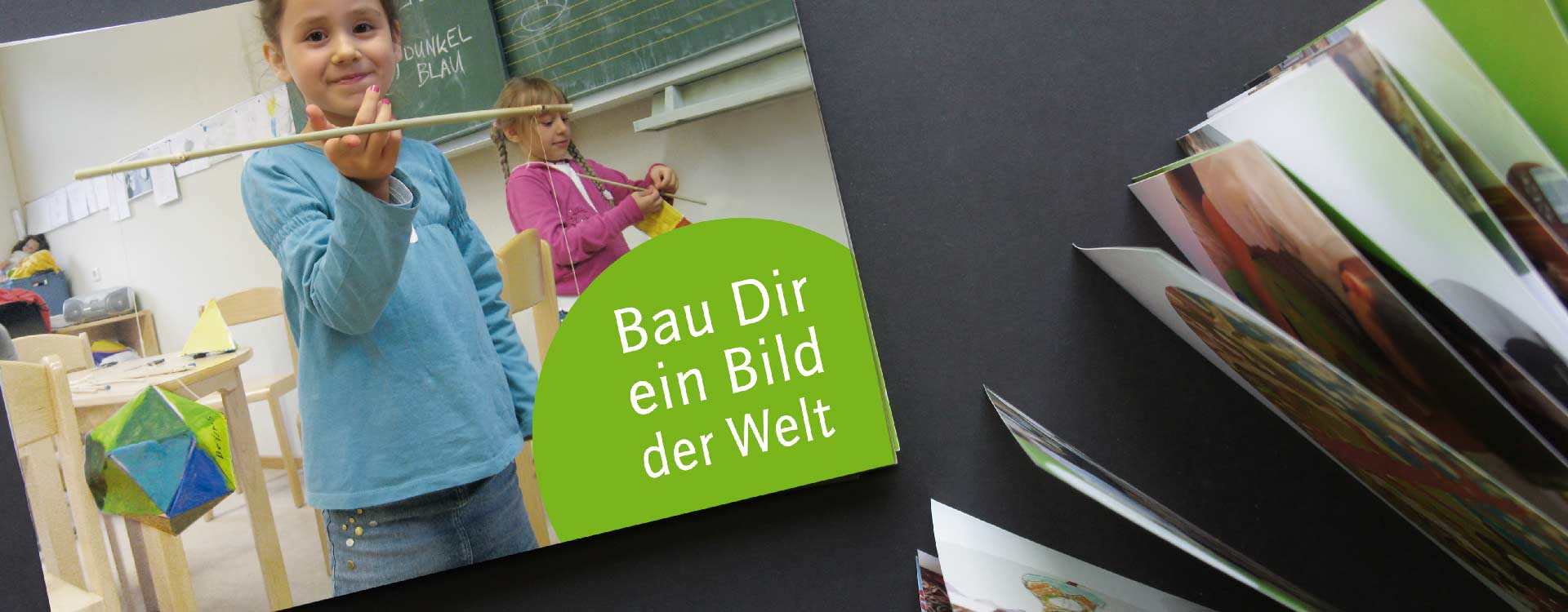 Front cover of the brochure Bau Dir ein Bild der Welt, which documents the workshops of the artist group mazum; Design: Kattrin Richter | Graphic Design Studio