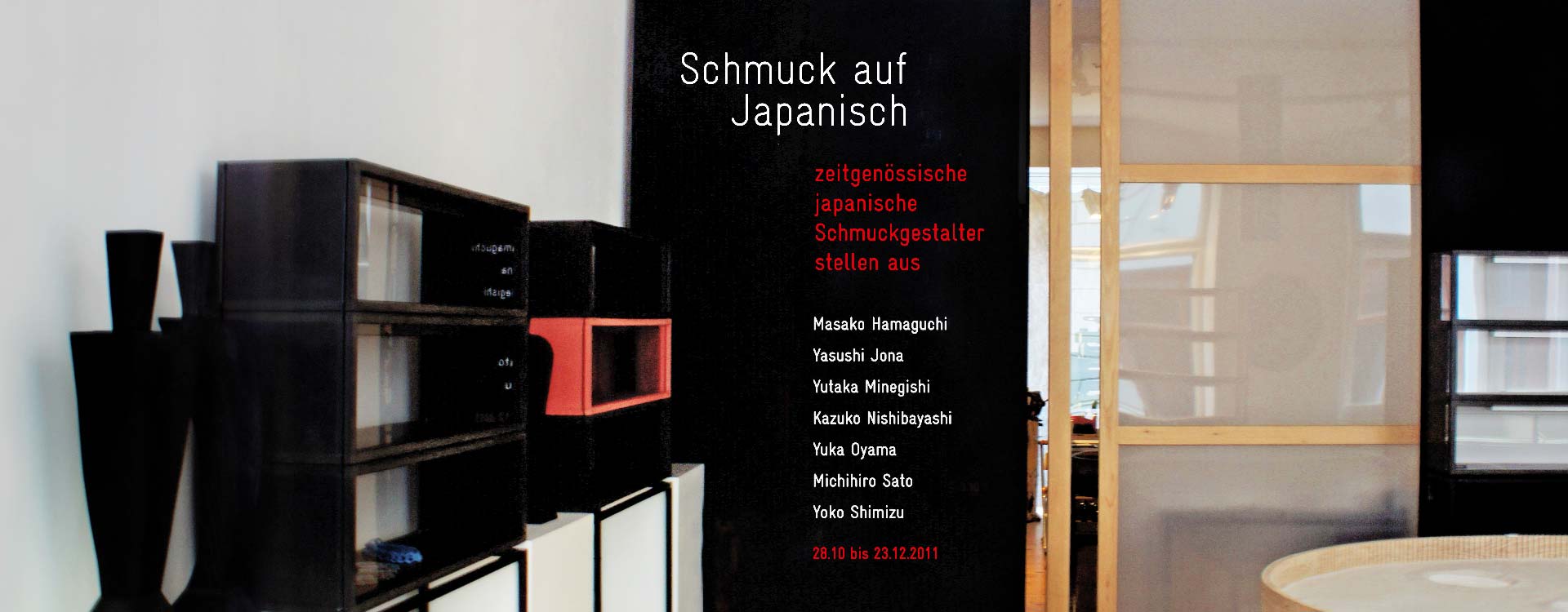 Folienschnitt an der Wand zur Ausstellung „Schmuck auf Japanisch“ in der Galerie Michaela Binder, Berlin; Design: Kattrin Richter | Büro für Grafikdesign