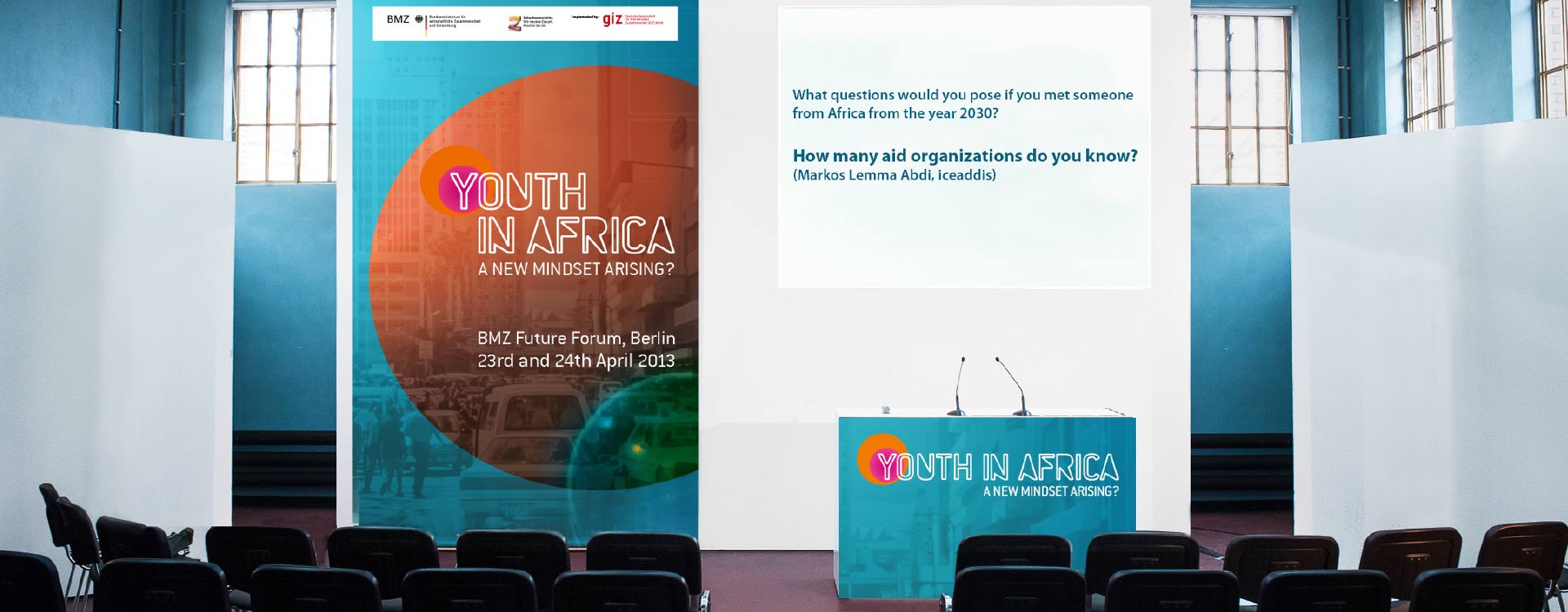 Bühne und Rednerpult der vom BMZ veranstalteten Konferenz „Youth in Africa“ im Umspannwerk Kreuzberg, Berlin; Design: Kattrin Richter | Büro für Grafikdesign